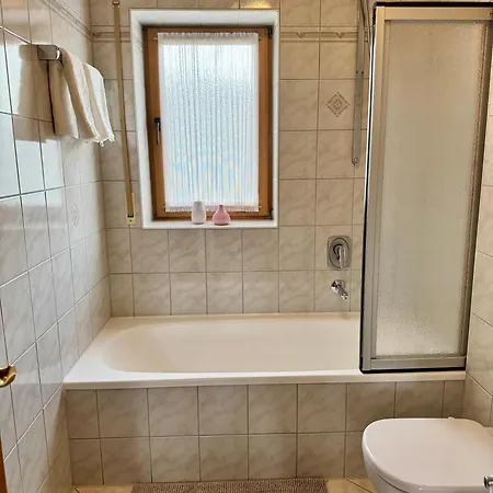 Grosszuegiges Mit Tollem Ausblick דירה אאלן